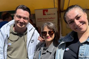 3 Personen Stand von Gute Tat bei der Berliner Freiwilligenbörse
