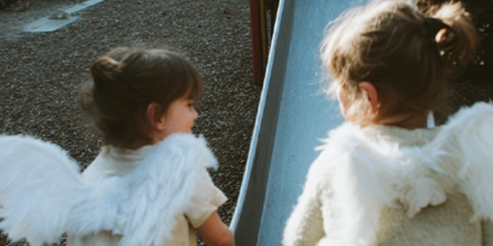 zwei Kinder als Engel - symbolisch für ehrenamtliches Engagement in Berlin