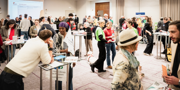 Gute Tat Berlin Marktplatz mit Menschen, Tischen und Gesprächen zu ehrenamtlichen Projekten